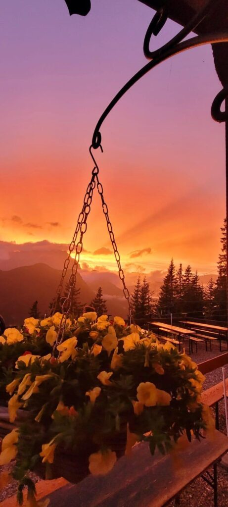 Tief stehende Sonne über dem Bergpanorama nahe der Brunnsteinhütte Mittenwald