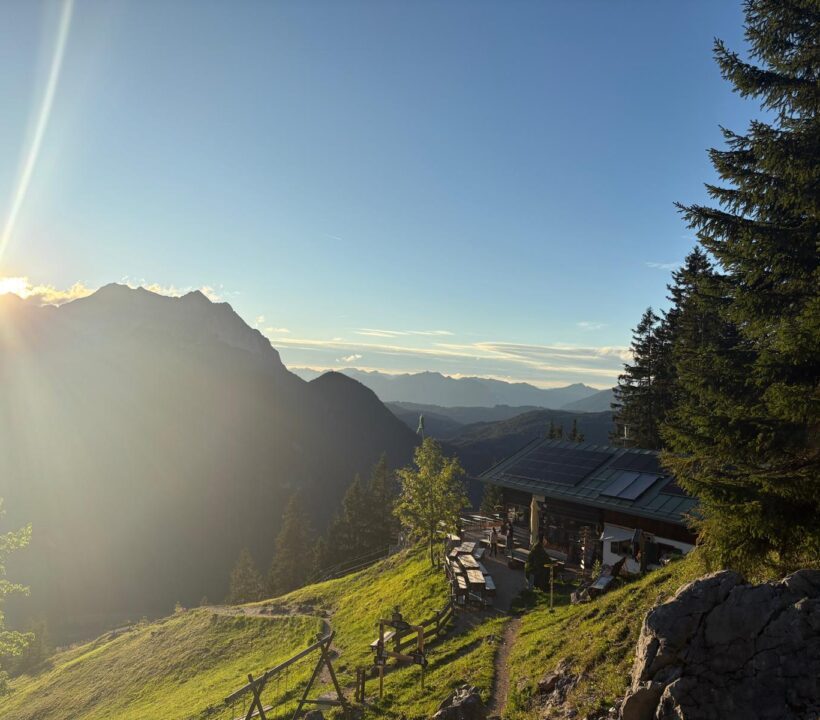 Morgensonne über dem Karwendel mit Blick auf die Brunnsteinhütte bei Mittenwald