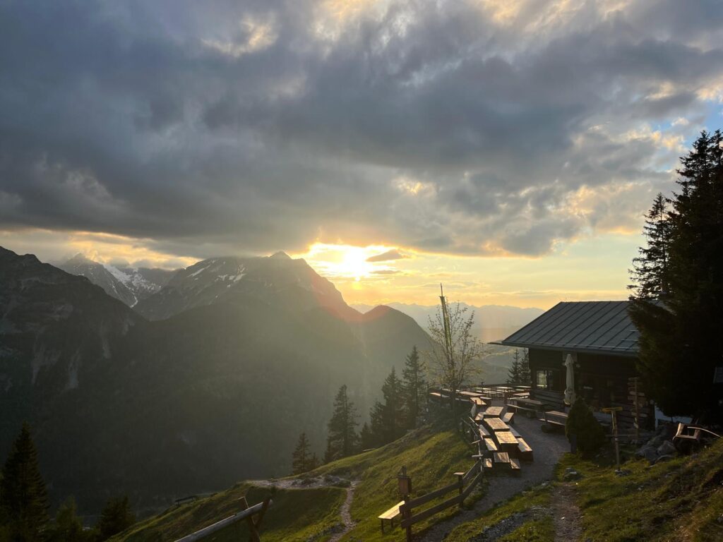 Wolkenstimmung über dem Karwendel mit Blick von der Brunnsteinhütte bei Mittenwald