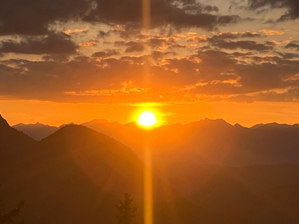 Tief stehende Sonne über dem Bergpanorama nahe der Brunnsteinhütte Mittenwald