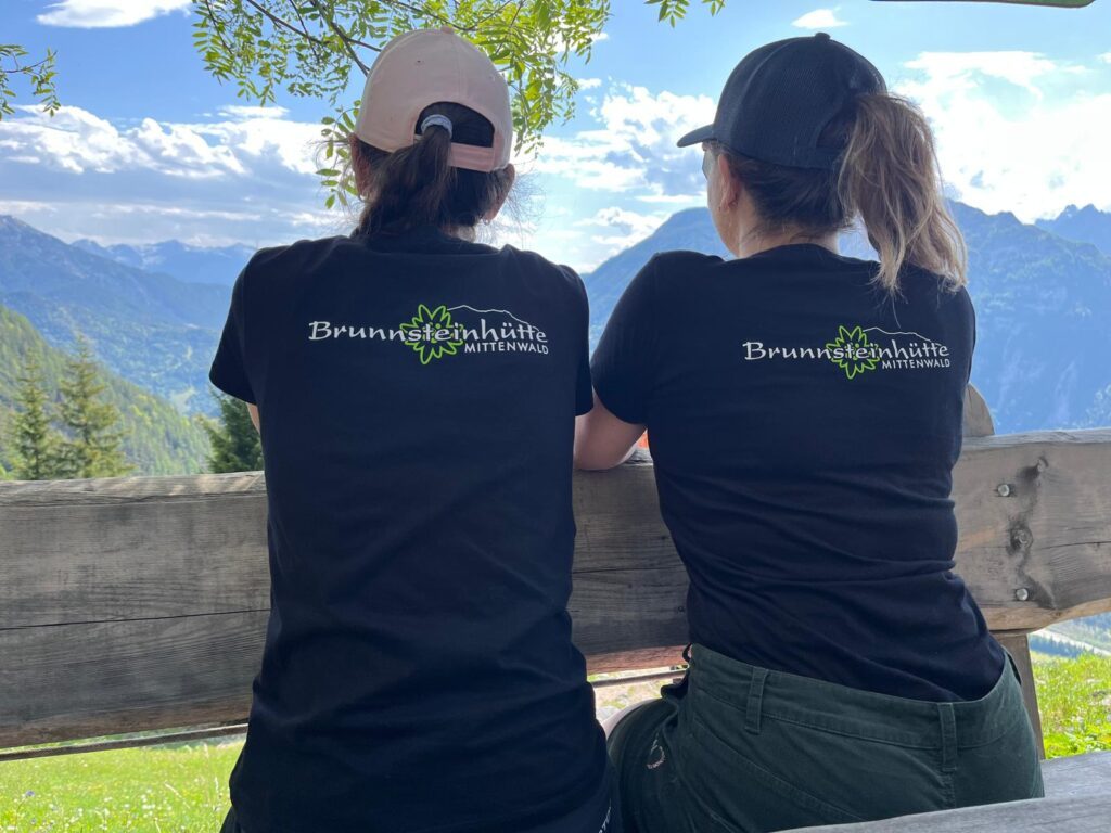 Zwei Mitarbeiterinnen der Brunnsteinhütte Mittenwald mit Bergblick im Karwendel